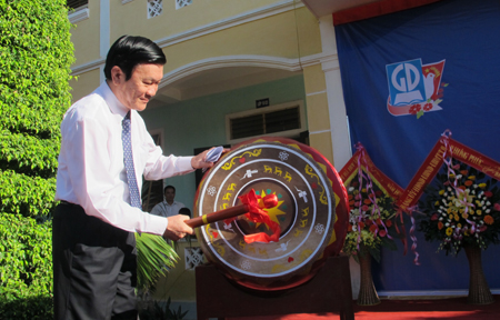 Chủ tịch nước Trương Tấn Sang dự lễ khai giảng năm học mới tại trường THPT chuyên Phan Bội Châu Nghệ An